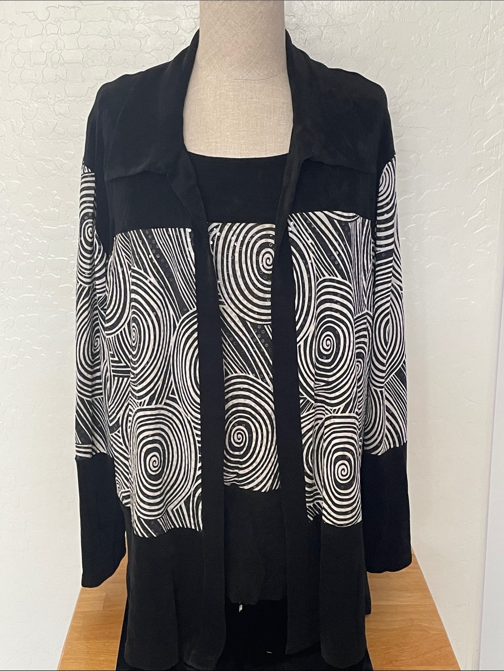 VTG Talk of the Walk Spiral Pattern Open Cardigan & Tank Set - Black & White